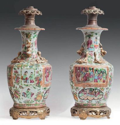 null Paire de vases de forme balustre en porcelaine à décor « Famille rose ». Monture...