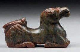 null Statue zoomorphe présentant un cheval avec une cigale sculptée sur le dos. Chine,...