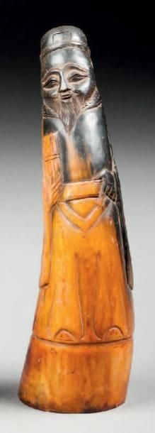 null Sage confucéen sculpté dans une corne de buffle. Chine, XXème. 34cm