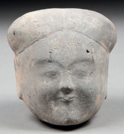 null Tête de concubine, terre cuite grise. Chine, époque Han, 220 av. - 201 ap. JC....