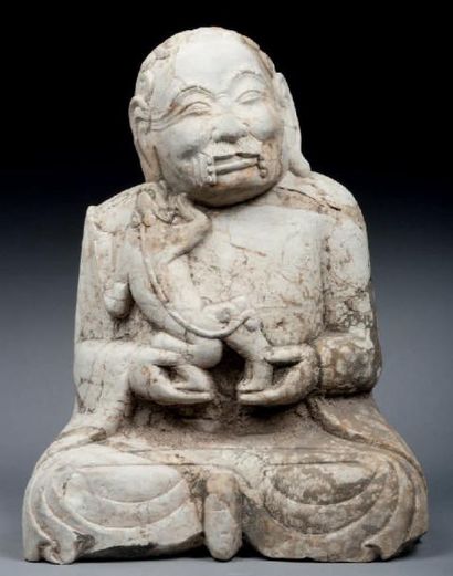 null LO-HAN assis tenant un dragon en pierre sculptée. Chine, XXème. 44cm