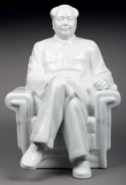 null MAO-TSE-TOUNG assis dans un fauteuil, dans une position inspirée de la statue...