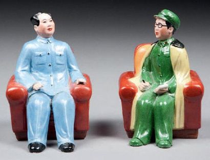 null MAO-TSE-TOUNG et sa femme assis dans des fauteuils. Porcelaine révolutionnaire...