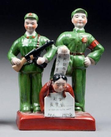 null Deux gardes rouges humiliant un intellectuel. Porcelaine révolutionnaire maoïste....