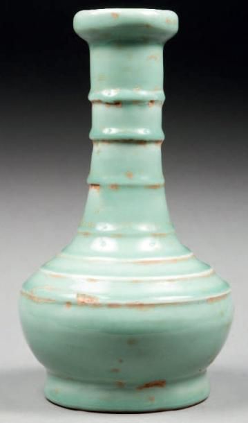 null Vase à long col. Porcelaine de couleur verte pâle. Chine
