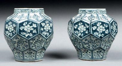 null Paire de vases à facettes hexagonales, décor floral bleu et blanc. Porcelaine....