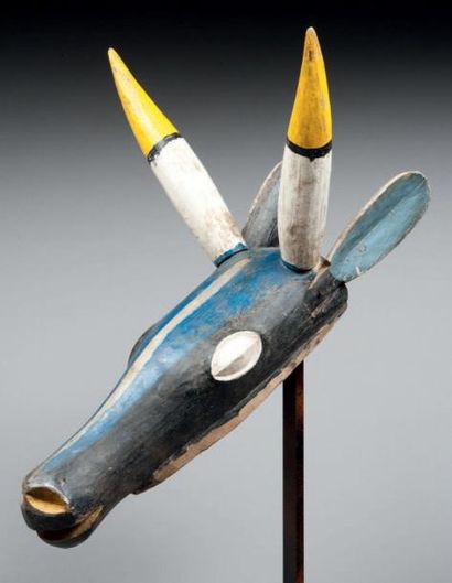 null Tête de marionnette zoomorphe présentant une antilope aux cornes pointées vers...