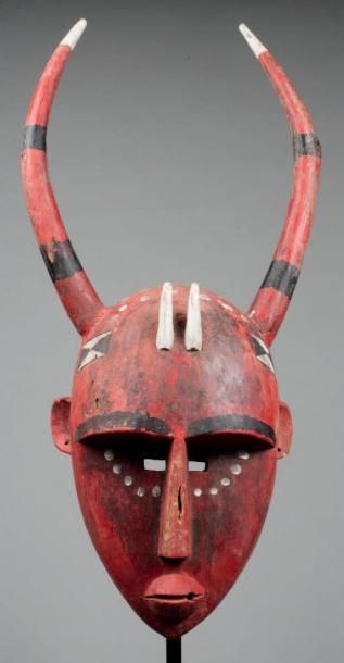 null Important masque anthropomorphe présentant le visage d'un diable portant deux...