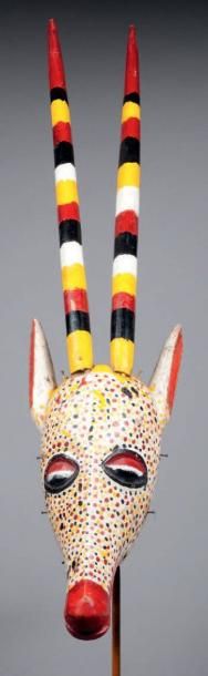 null Tête de marionnette zoomorphe présentant une antilope aux longues corne verticales....