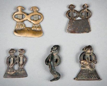 null Ensemble de 5 amulettes protectrices présentant des génies de la brousse. Bronze...