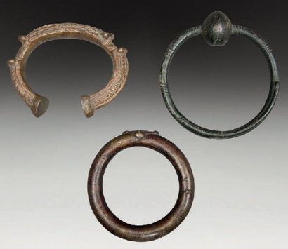 null Ensemble de 3 bracelets en bronze aux formes géométriques stylisées. Afrique...