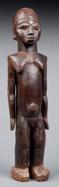 null Statuette de type Bateba présentant un ancêtre debout, le torse symboliquement...