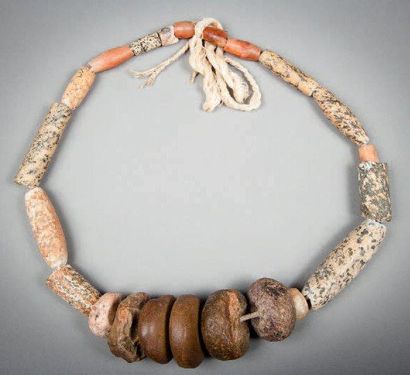 null Collier composé de perles tubulaires et circulaires en granite, silex et cornaline....
