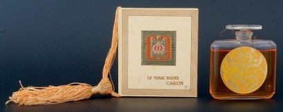 Caron «LE TABAC BLOND» Flacon en verre, base ovale, étiquette circulaire dorée à...