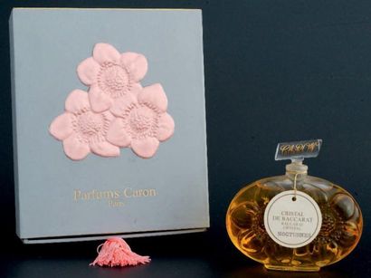 Caron «NOCTURNES» Flacon réédition, en cristal de Baccarat, panse ornée de deux fleurs...