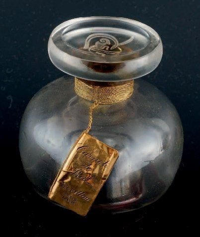 REVILLON «CANET DE BAL» Flacon en verre, panse figurant un verre à cognac. Etiquette...