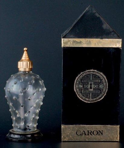 Caron «POIVRE» Flacon en verre panse à découpe arrondie, ornée de pastilles en relief....