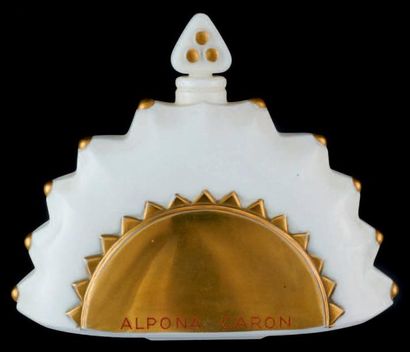 Caron «ALPONA» Flacon exceptionnel en cristal blanc à rehauts laqués or. Titré. Bouchon...