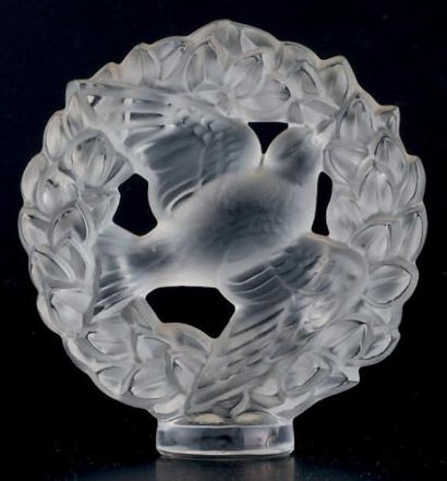 LALIQUE FRANCE MODÈLE CACHET «COLOMBE» Cachet en verre moulé-pressé de forme circulaire...