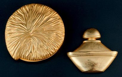 Guerlain Lot comprenant 1 broche en métal doré représentant le flacon du parfum «Samsara»...