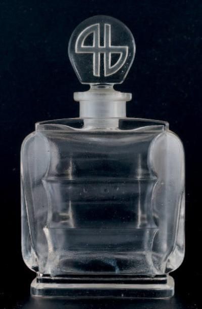 Jean Patou «VACANCES» Flacon en verre, base rectangulaire formant socle, panse à...