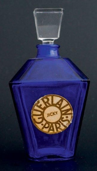 Guerlain «JICKY» Flacon en verre teinté bleu, modèle «lanterne». Bouchon à découpe...