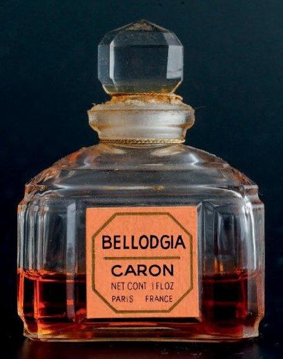 Caron «BELLODGIA» Flacon en verre panse rectangulaire à découpe. Etiquette titrée....