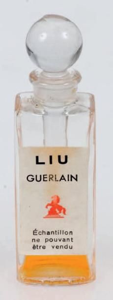 Guerlain «LIU» Flacon testeur en verre de forme rectangulaire, bouchon boule, touche-oreille....