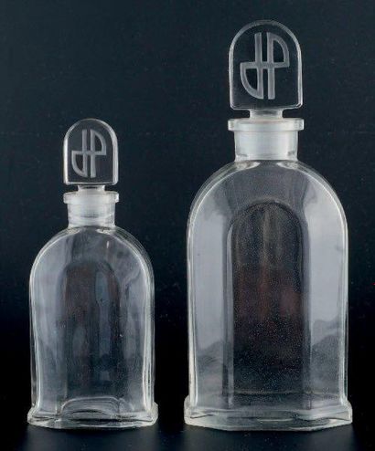 Jean Patou Lot comprenant 2 flacon en verre, panses de forme borne. Titré en relief...