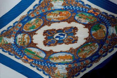 HERMES Echarpe plissée en soie, fond bleu