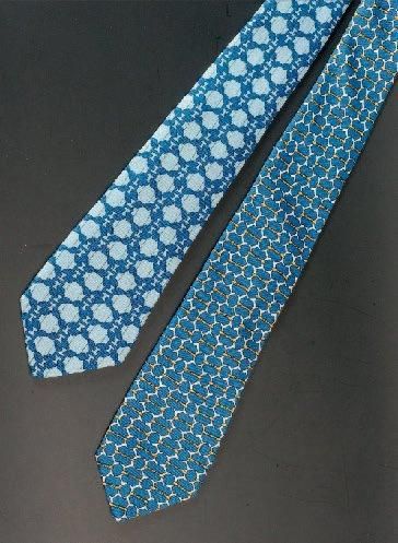HERMES Lot comprenant deux cravates en soie, titrées