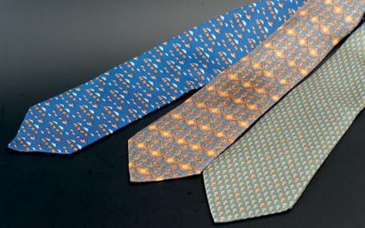HERMES, Paris Lot de 3 cravates en soie