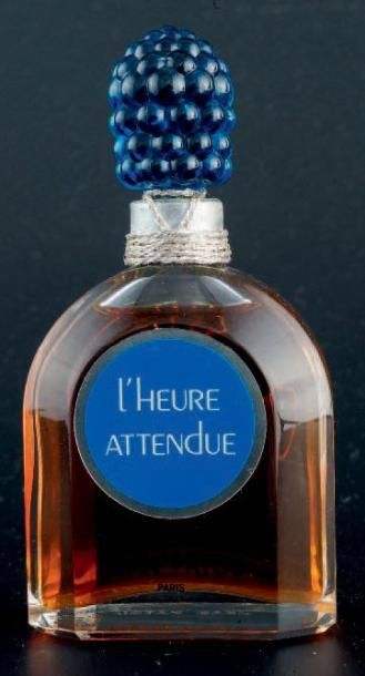 Jean Patou «L'HEURE ATTENDUE» Flacon en verre, panse de forme borne, étiquette titrée....