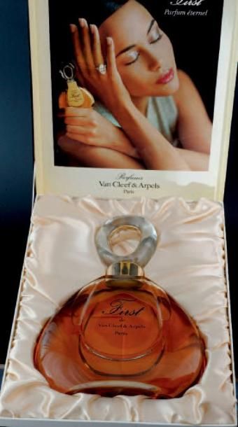 VAN CLEEF & ARPELS «FIRST» Flacon géant avec son parfum d'origine dans son coffret...