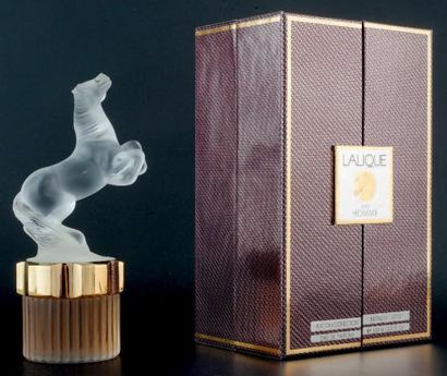 LALIQUE FRANCE ÉDITION MASCOTTE MODÈLE «EQUUS» Flacon en cristal, siglé, Eau de Parfum....