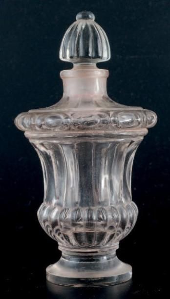 CARON BACCARAT PROTOTYPE Flacon en cristal, panse de forme urne sur piédouche à décor...