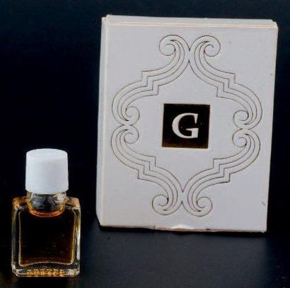 Guerlain «PARURE» Miniature en verre panse carrée, bouchon en bakélite blanc «clippé»....