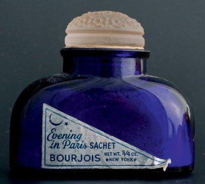 Bourjois «EVENING IN PARIS» Flacon de poudre à sachet, en verre teinté bleu, panse...