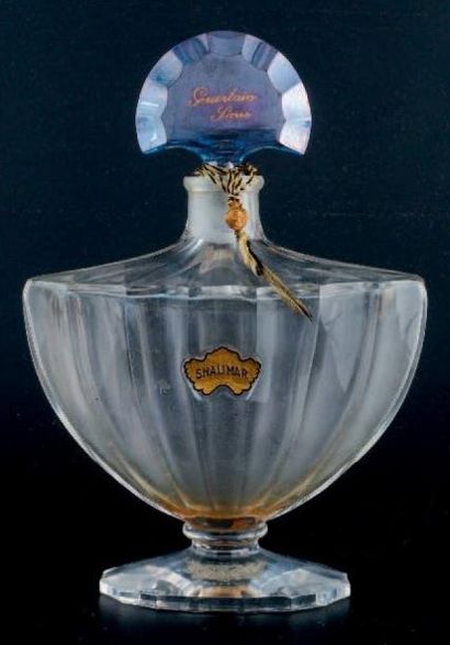 Guerlain «SHALIMAR» Flacon en cristal de Baccarat, modèle «chauvesouris». Siglé sous...