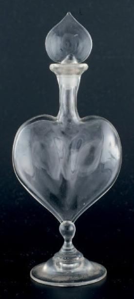 NON IDENTIFIÉ Flacon en verre soufflé, panse figurant un coeur. Bouchon à découpe....