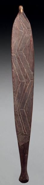 Artiste inconnu PROPULSEUR DE LANCE "WOOMERA" en bois dur à motifs traditionnels...