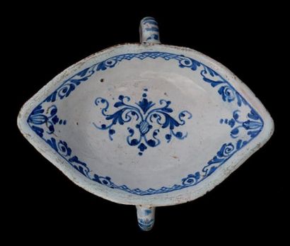 CLERMONT FERRAND SAUCIÈRE ovale à deux anses dégagées striées de bleu, décor de fleurs...