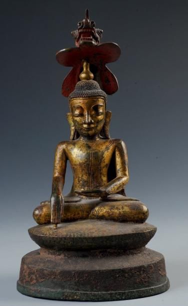 null BOUDDHA en bronze doré assis sous la capuche d'un naga Birmanie XVIIIème siècle...