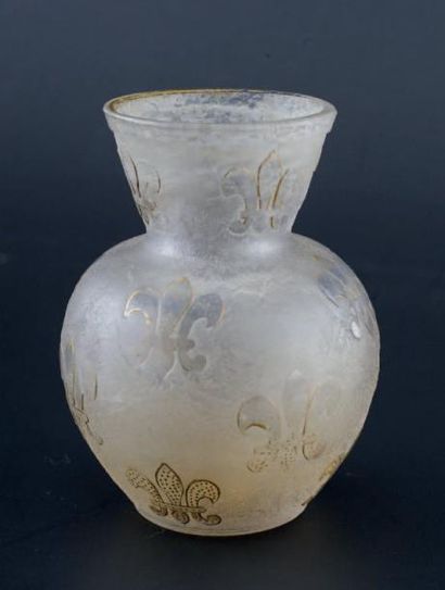 DAUM VASE À PANSE SPHÉRIQUE, col évasé en verre givré décoré en or de fleurs de lys....