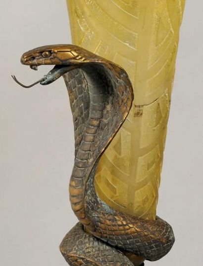 Edgard BRANDT (1880-1960) LAMPE COBRA Pied en bronze soutenant une coupe de forme...