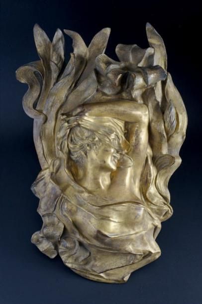 null IMPORTANTE APPLIQUE en bronze doré Décor en relief du buste d'une femme drapée...