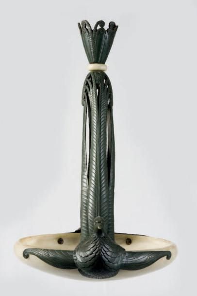ALBERT CHEURET (1884-1966) SUSPENSION AUX FAISANS vers 1925 La monture en bronze...