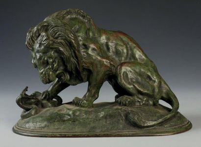 D'après BARYE (1795-1875) «LION AU SERPENT». Epreuve en bronze à patine verte nuancée...