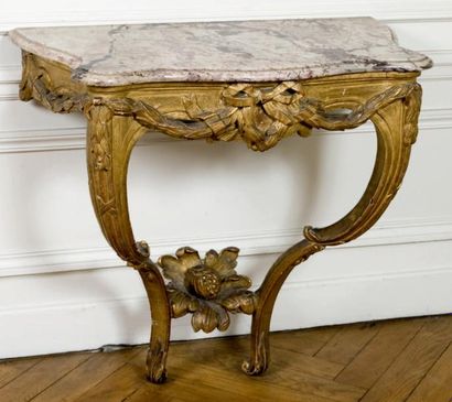 null PETITE CONSOLE D'ENTREDEUX en bois sculpté et doré, les pieds cambrés réunis...