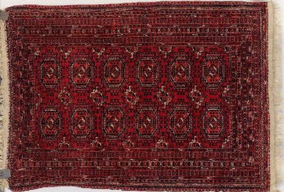 null TEKKE-BOUKHARA (Turkmen), milieu XXème siècle CHAMP rouge bordeaux à décor de...